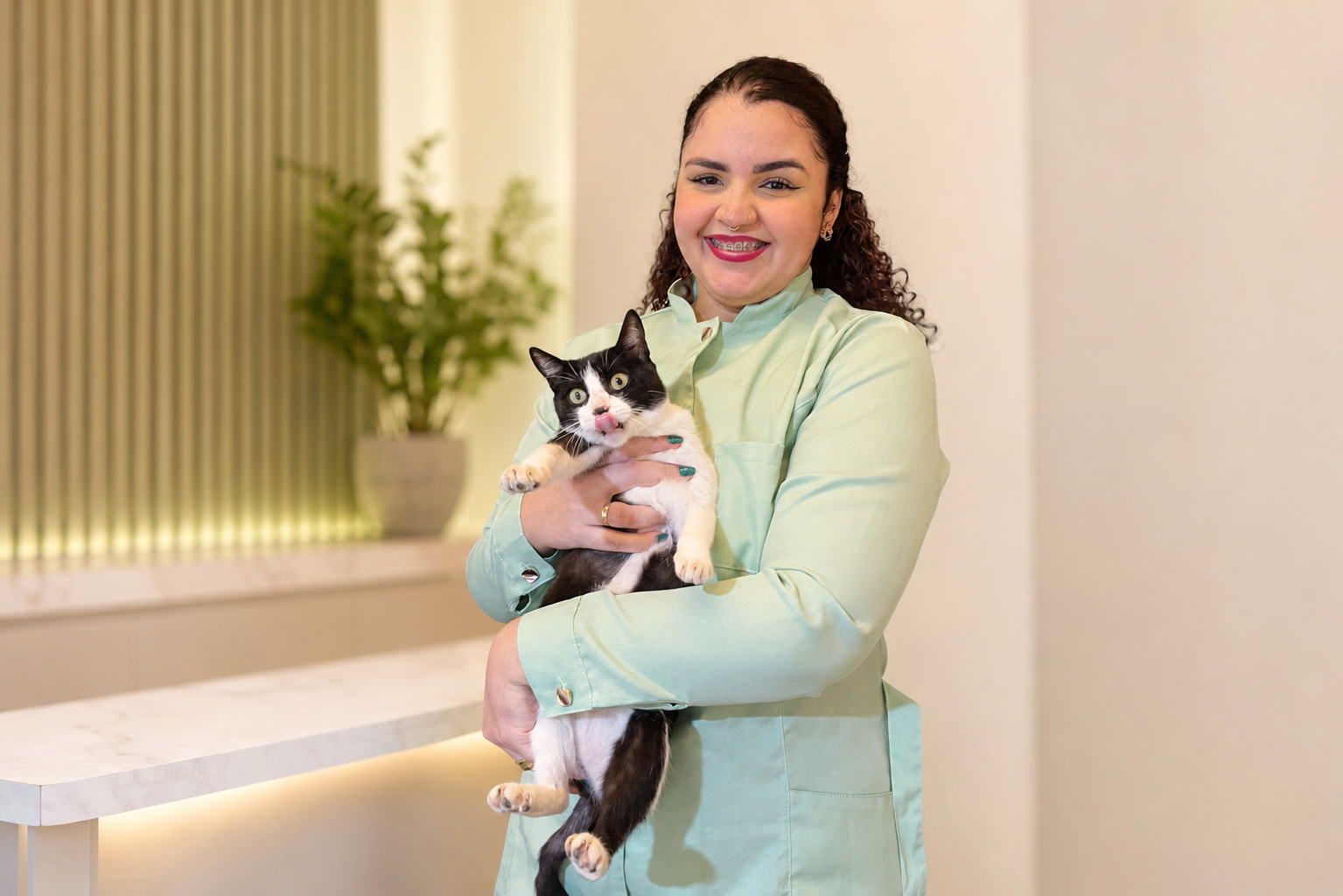 Dra. Maria Joyce M. Dantas, médica-veterinária responsável pela MariVet, com um gato no colo